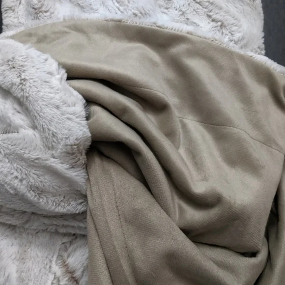 Max Studio Faux Fur Luxury Throw Blanket Decor Soft & Cozy Oversized 50"x70" New - Picture 5 of 12